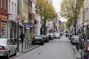 Die Keupstraße ist eine belebte Geschäftsstraße Köln-Mülheim. Eine Nagelbombe verletzt im Juni 2004 22 Menschen teilweise schwer. Mehrere Läden werden verwüstet. (Foto: apabiz)