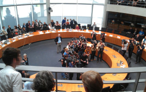 Pressefotografen warten im Bundestags-Untersuchungsausschuss auf einen Zeugen