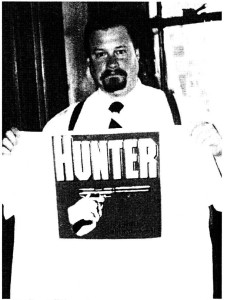 Der verstorbene National Alliance-Kader Craig A. Jackson mit Hunter T-Shirt. Faksimile Resistance #20, 2003 (c) apabiz