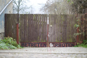 Jena: Noch 2011 Treffpunkt der Jenaer Kameradschaft. Die ehemalige Gaststätte "Zum Löwen". In Jena nur als "Braunes Haus" bekannt. Hier: das versiegelte Braune Haus zur Vorderseite - Toreinfahrt.  © Mark Mühlhaus/attenzione photographers http://attenzione-photo.com/