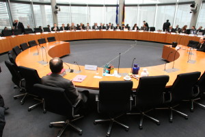 Auf ein Neues! Sitzung des Ersten Bundestags-Untersuchungsausschusses (c) Theo Schneider