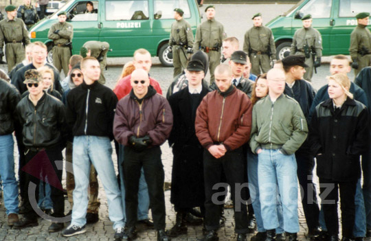 Beate Zschäpe (5. von rechts, hinter grüner Bomberjacke) auf einem NPD-Aufmarsch in Erfurt am 17. Januar 1998.