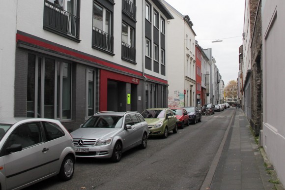 In einem Lebensmittelgeschäft in der Probsteigasse in der Kölner Altstadt explodierte ein Sprengsatz in einer Keksdose beim Öffnen der Dose, dabei wurde eine 19-jährige schwer verletzt. (Foto: apabiz)