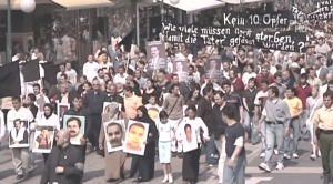 Kassel am 6. Mai 2006: Rund 2.000 Menschen demonstrieren unter dem Motto »Kein 10. Opfer!« | (c) Screenshot der ARD-Dokumentation »Acht Türken, ein Grieche, eine Polizistin«