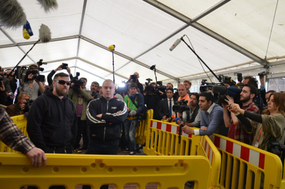 Der Verurteilte Neonazi Karl-Heinz Statzberger, Kameradschaft München, und Maik E., Bruder des Angeklagten André E., versuchen am 1. Verhandlungstag Zuschauer_innen-Plätze zu bekommen. (c) nsu-watch