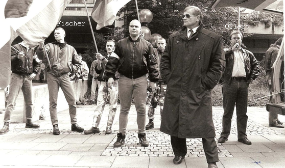 Matthias Fischer (links) und Ralph Ollert 1994 auf einer Neonazi-Demonstration in Erlangen. Beide waren kaum Thema im bayerischen NSU-Untersuchungsausschuss, der den Zeitraum rechtsextremer Umtriebe in Bayern ab 1994 beleuchten sollte. (Foto: privat)