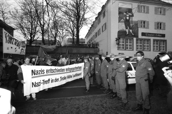 Antifaschistische Demonstration am 12. April 1995 gegen die „Tiroler Höhe“ in Nürnberg. Hier verkehrten auch spätere NSU-Terroristen (Foto: privat)