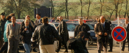 V-Mann und Neonazi Tino Brandt (Mitte, schwarze Bomberjacke, Brille, weiße Ordnerbinde) auf einem Treffen der „Nation-Europa-Freunde e.V.“ im oberbayerischen Kösching am 2. November 1997 (Foto: Antifaschistisches Infoblatt)