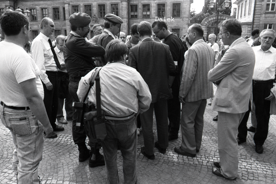 Kai Dalek (Mitte-rechts mit dunklem Shirt, Brille, Stoppelbart und Ordnerbinde) bei einem Rudolf-Heß-Aufmarsch in Bayreuth, vermutlich 1991. Mit dabei: Christian Worch und der mittlerweile verstorbene Neonazianwalt Jürgen Rieger (Foto: privat)