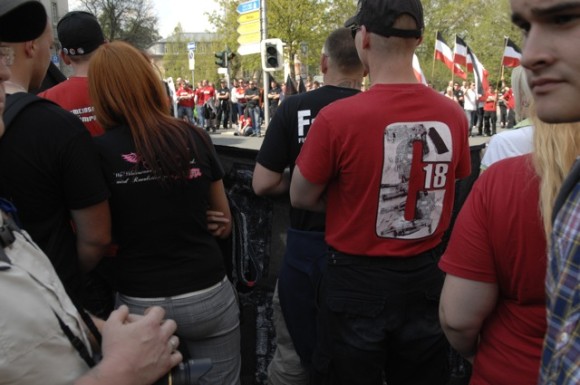 Verherrlichung der rechtsterroristischen Organisation 'Combat 18' (C 18) beim Aufmarsch des 'Freien Netz Süd' 2012 in Hof. Foto: Robert Andreasch