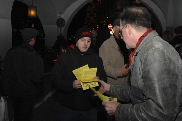 Karl-Heinz Statzberger (l.) und Karl Richter (r.) verteilen die gelben Flugblätter der 'Bürgerinitiative Ausländerstopp'. Foto: Robert Andreasch