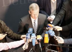 Der Ausschussvorsitzende Clemens Binninger (CDU) tritt am 17.12.2015 vor die Presse. (c) Kilian Behrens