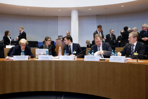 Die Sachverständigen John, Röpke, Laabs, Niehörster und Freier vor dem Ausschuss im Bundestag (c) Kilian Behrens