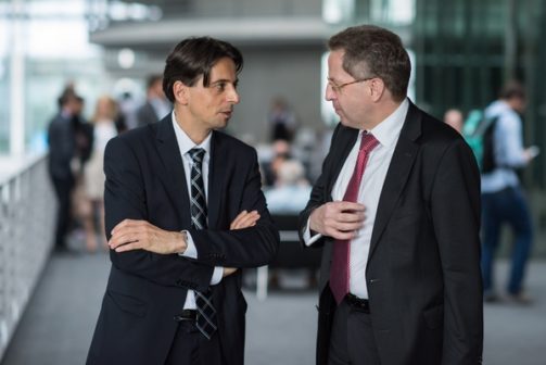 Am 2. Juni 2016 fand die 20. Sitzung des 2. NSU-Untersuchungsausschusses des Deutschen Bundestag statt. Als Zeuge der nichtöffentlichen Sitzung war Hans-Georg Maassen, Praesident des Bundesamt fuer Verfassungsschutz geladen. Im Bild: Hans-Georg Maassen (rechts) nach der Sitzung mit dem Pressesprecher des BfV Markus Beyer-Pollok (links). Copyright: Christian-Ditsch.de