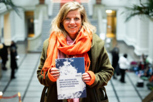 Bianca Klose mit dem MBR-Gutachten im Berliner Abgeordnetenhaus