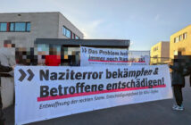 Kundgebung vor dem Prozessgebäude in Dresden am 1. Verhandlungstag im 2. NSU-Prozess