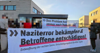 Kundgebung vor dem Prozessgebäude in Dresden am 1. Verhandlungstag im 2. NSU-Prozess