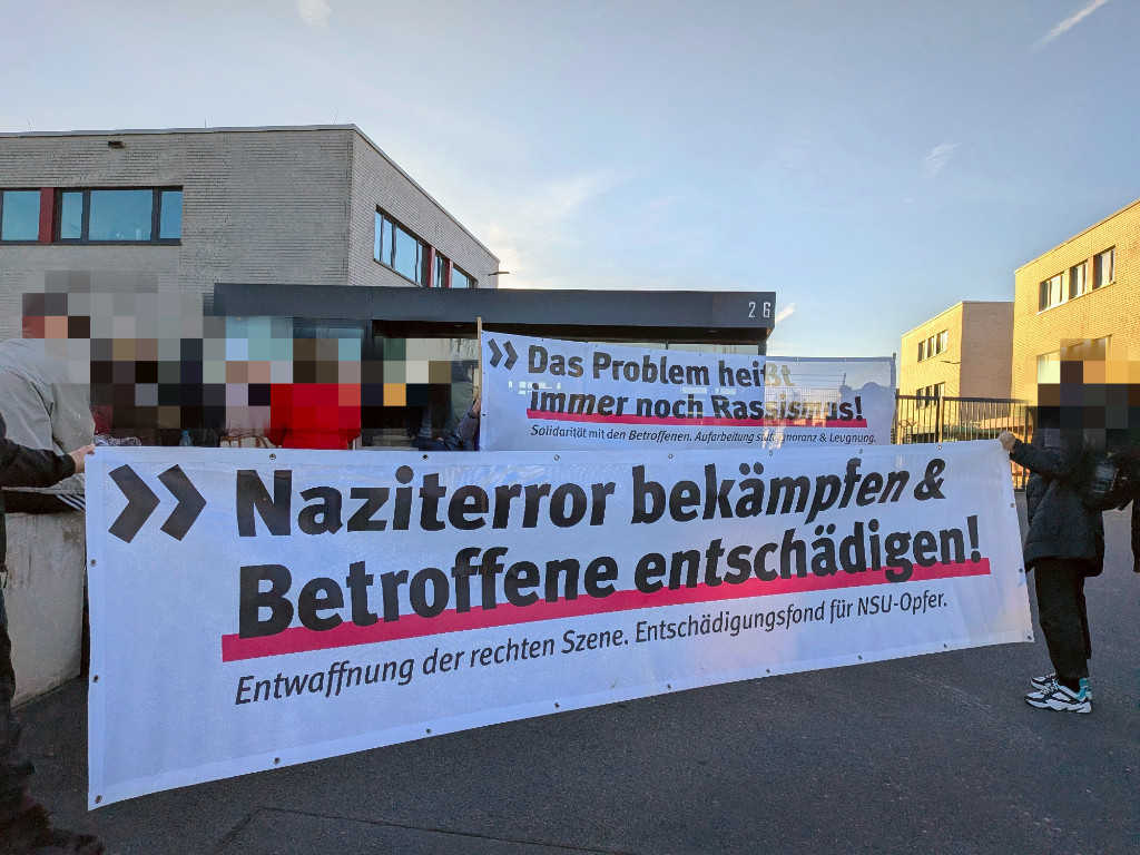 Kundgebung vor dem Prozessgebäude in Dresden am 1. Verhandlungstag im 2. NSU-Prozess