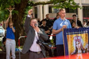 Gegen den Münchner CSD versammelten sich Anhänger vom rechtskatholischen Verein Christkönigtum e.V. unter dem Motto „Kreuz statt Pride“ (c) Robert Andreasch