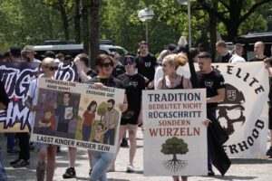 In Pforzheim versammelten sich etwa 90 Neonazis (c) Len Schmid