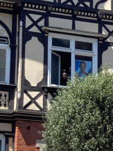 Anwohner mit AfD-Plakat im Fenster filmt den CSD in Sonneberg, Thüringen, ab. (c) Queerantifa Thüringen