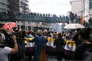 In Suhl bewegten sich 60-70 Nazis und viele feindlich gesinnten Anwohnende frei um den kraftvollen, erstmaligen und fröhlichen CSD herum, den die Polizei auch unter eine nicht abgesicherte Brücke durchleitete. (c) Queerantifa Thüringen